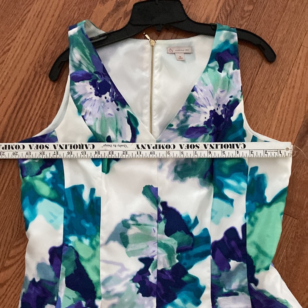 Gorgeous, fully lined fit & flare Floral Dress, great for any occasion! - Picture 4 of 6